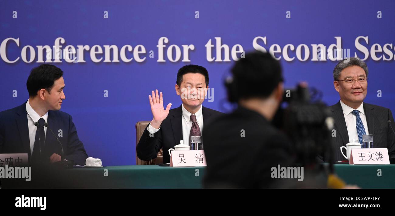 Peking, China. März 2024. Wu Qing (M), Vorsitzender der China Securities Regulatory Commission, sitzt neben Wang Wentao (r), chinesischer Handelsminister, auf einer Pressekonferenz. Die Teilnehmer äußerten sich auf dem Nationalen Volkskongress (NPC) zu wirtschaftlichen und finanziellen Fragen. Quelle: Johannes Neudecker/dpa/Alamy Live News Stockfoto