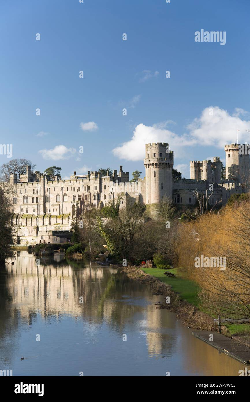 Großbritannien, Warwickshire, Warwick, Warwick Castle am Fluss Avon mit Reflexion. Stockfoto