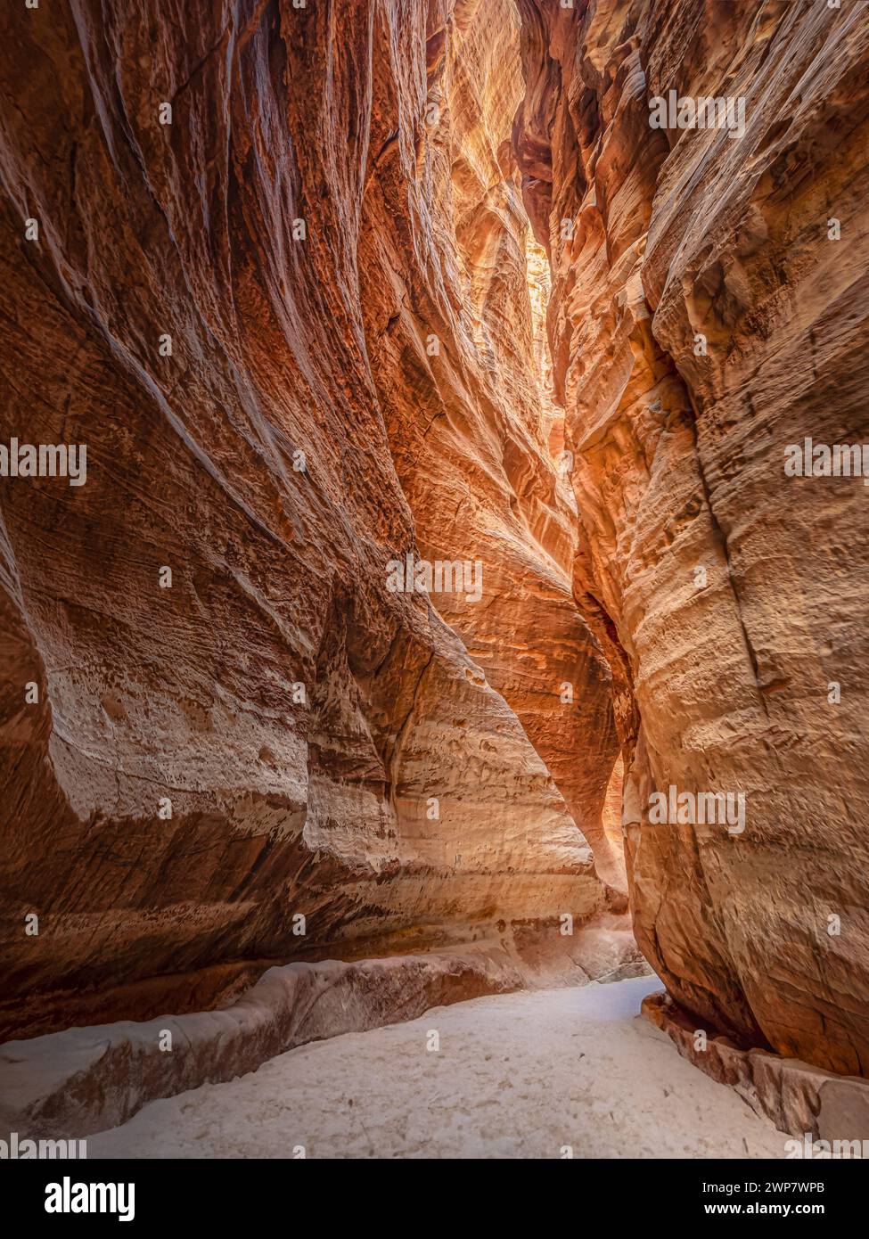 Der Weg zur Petra in Jordanien, zwischen den Felsen mit der Morgensonne, wunderschöne Farben der Felsen Stockfoto
