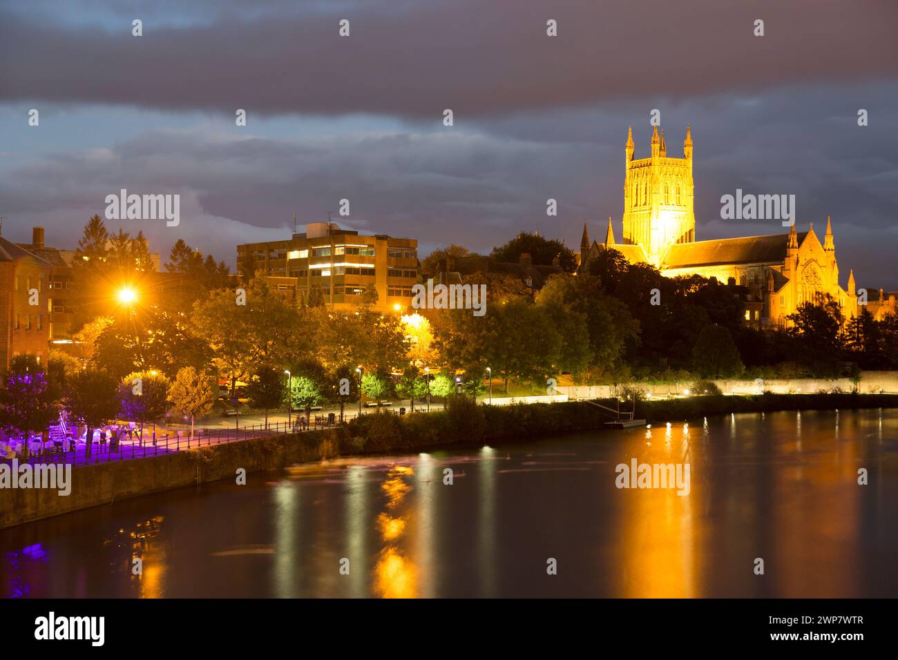 Großbritannien, Worcester, Blick in Richtung Worcester Kathedrale über den Fluss Severn, nachts. Stockfoto