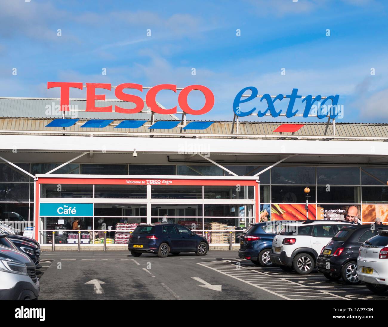Tesco Extra Logo oder Schild über dem Eingang des Geschäfts in Hexham, England, Großbritannien Stockfoto