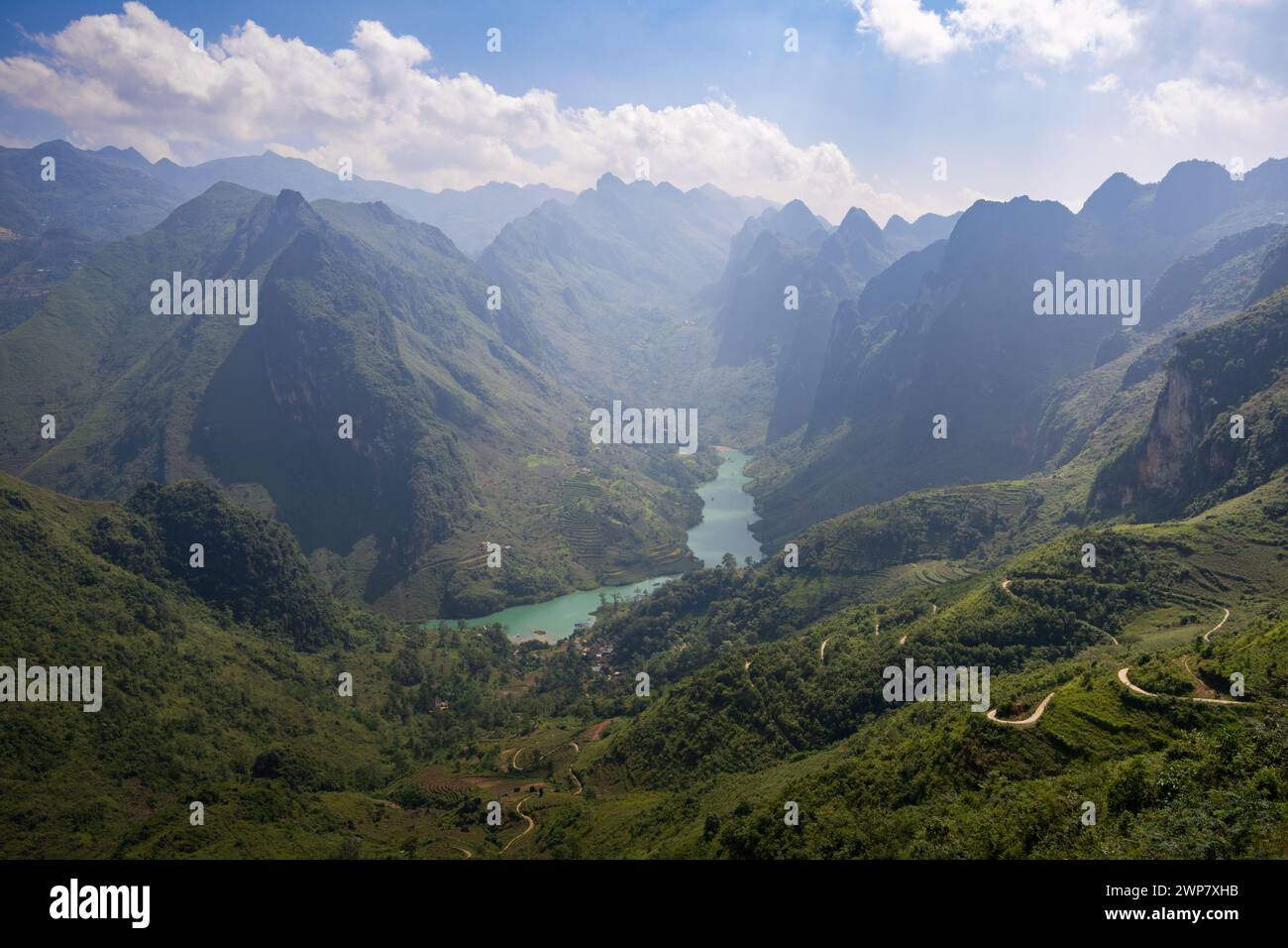 Ein Blick aus der Vogelperspektive auf den Fluss Nho Que auf der Ha Giang Loop, Vietnam. Stockfoto