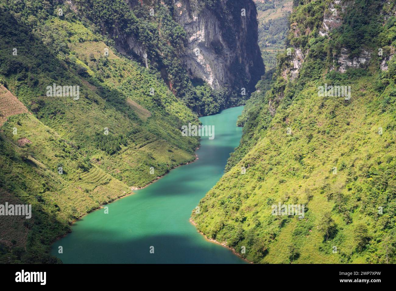 Ein Blick aus der Vogelperspektive auf den Fluss Nho Que auf der Ha Giang Loop, Vietnam. Stockfoto