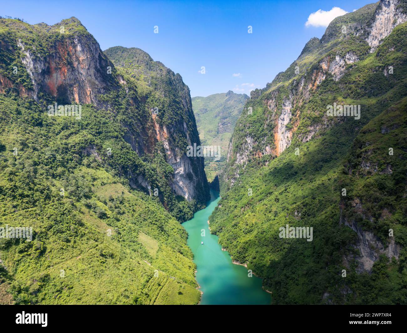 Ein Blick aus der Vogelperspektive auf den Fluss Nho Que auf der Ha Giang Loop, Vietnam. Stockfoto