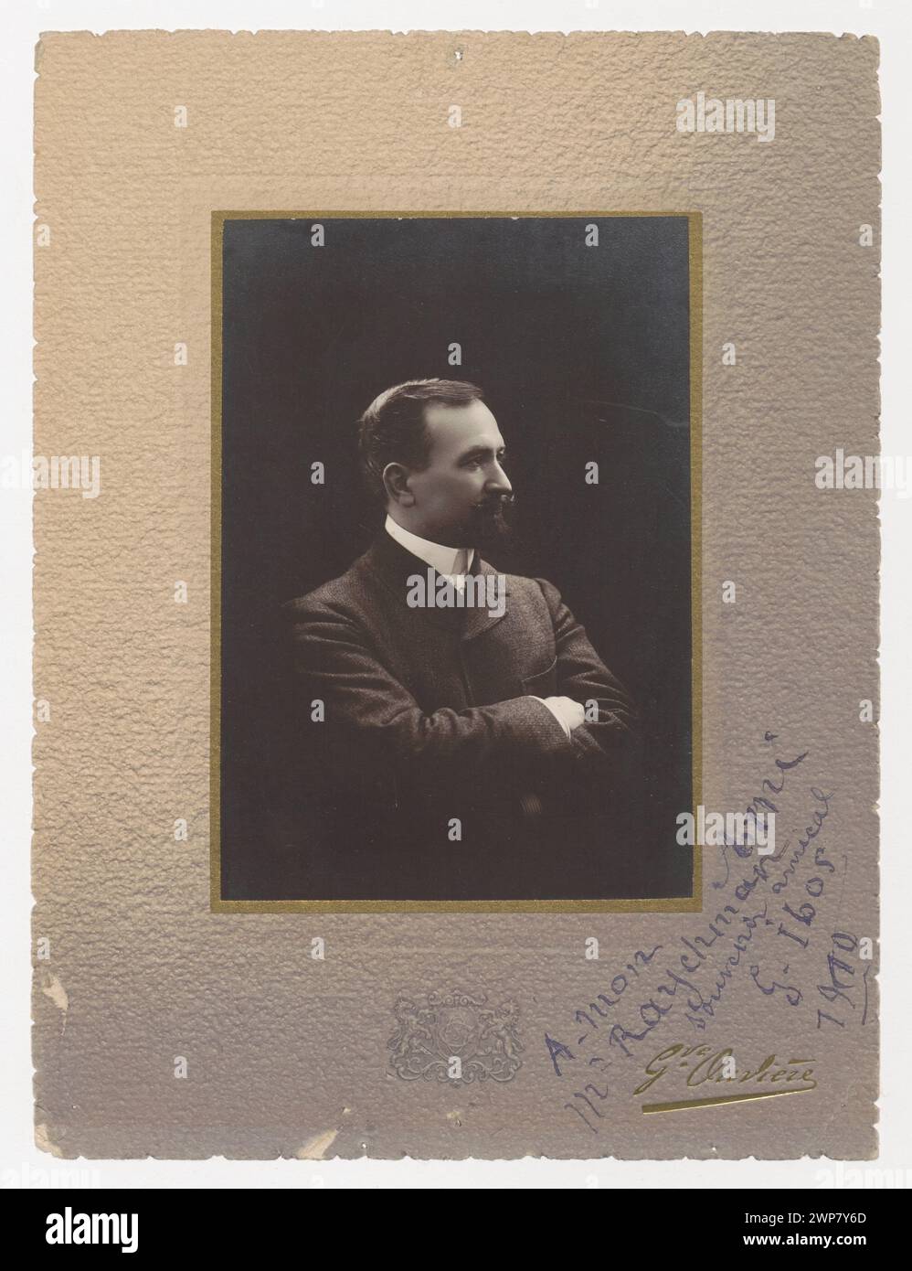 Fotografie des französischen Opernsängers Guillaume IBOs (1860–1952), aufgenommen um 1910 mit einer Widmung an Aleksander Rajchman (1855–1915). Das Porträt unterstreicht das Profil von IBOs und ist Teil einer Sammlung männlicher Sänger und Opernkünstler. Stockfoto