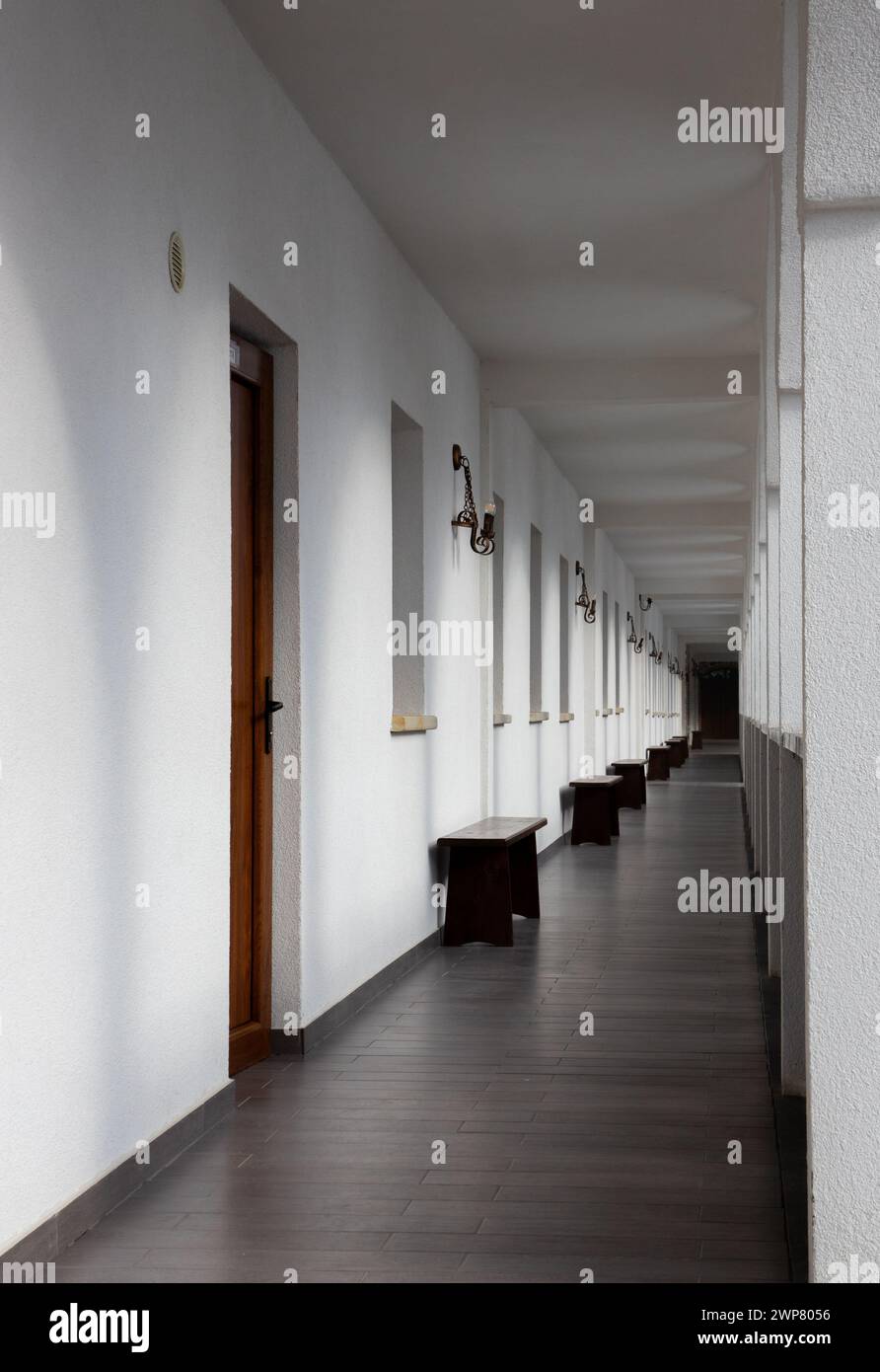 Ein langer, gerader Korridor mit weißen Wänden Stockfoto