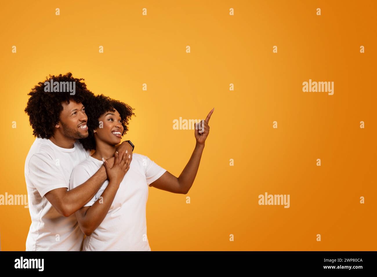 Romantische afroamerikaner, die auf Kopierraum schauen Stockfoto