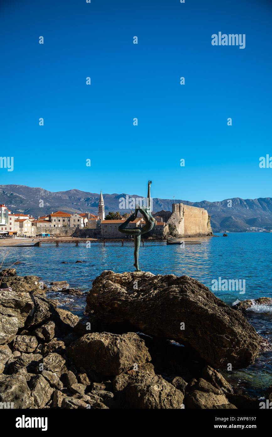 Die berühmte Statue des Tanzenden Mädchens vor der Altstadt von Budva Montenegro Budva Stockfoto