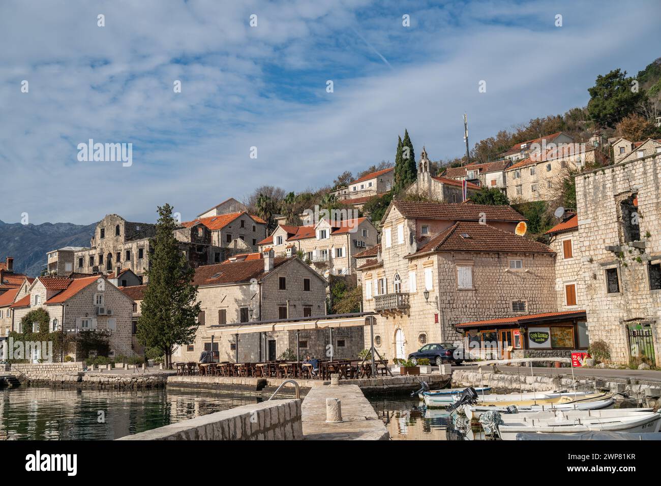 Eine ferne Stadt am Ufer eines Sees, Perast Montenegro Stockfoto