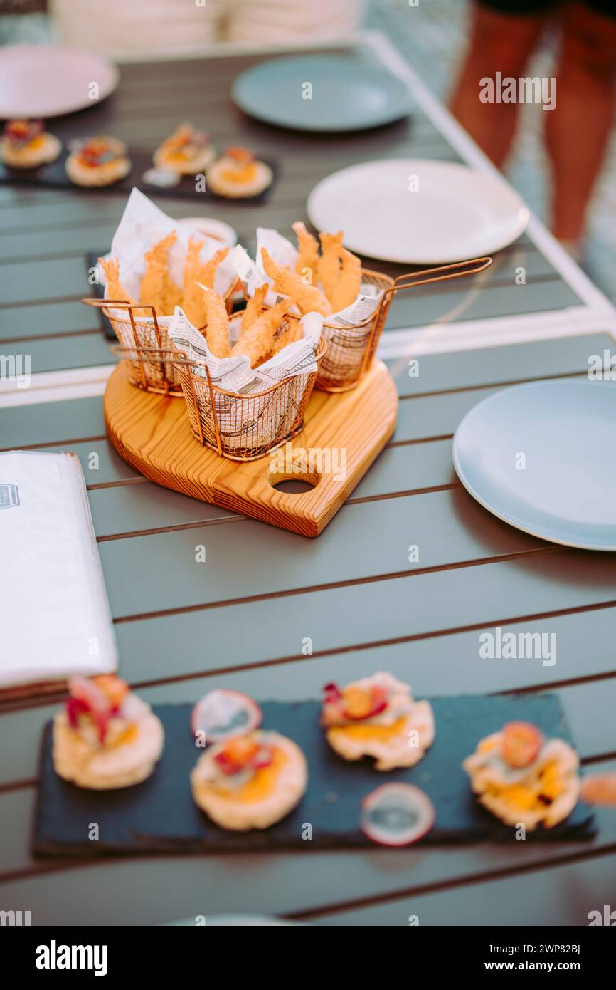 Köstliche gebratene Garnelen, elegant serviert mit Saucen auf dem Restauranttisch, Portugal Stockfoto