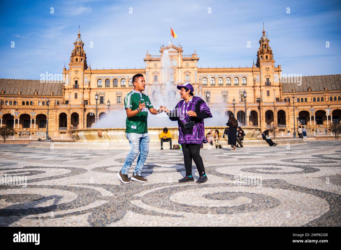 Sevilla, Spanien - 9. März 2022: Tanzende Menschen vor dem Brunnen auf der Plaza de Espana, Sevilla Stockfoto