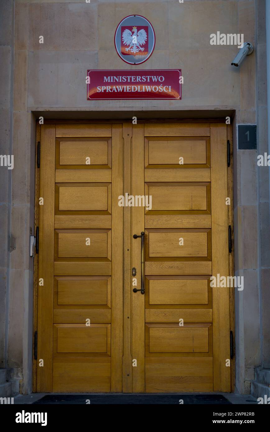 Foto der Metalltafel des polnischen Justizministeriums über dem Eingang zum Gebäude Stockfoto