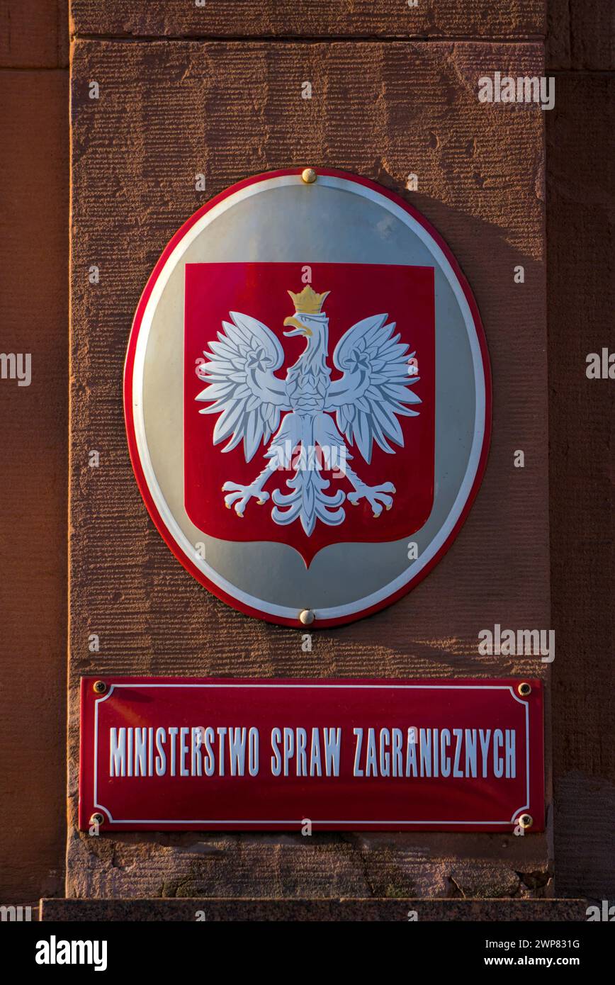 Farbenfrohes Foto der offiziellen Metalltafel mit dem Namen des Außenministeriums in Warschau, Polen Stockfoto