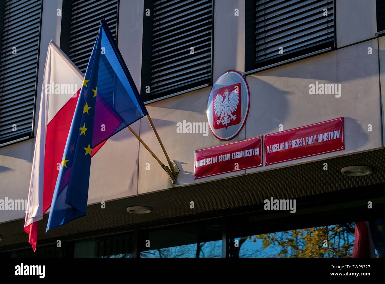 Farbenfrohes Foto der offiziellen Metalltafel mit dem Namen des Außenministeriums und den Flaggen Polens und der Europäischen union Stockfoto