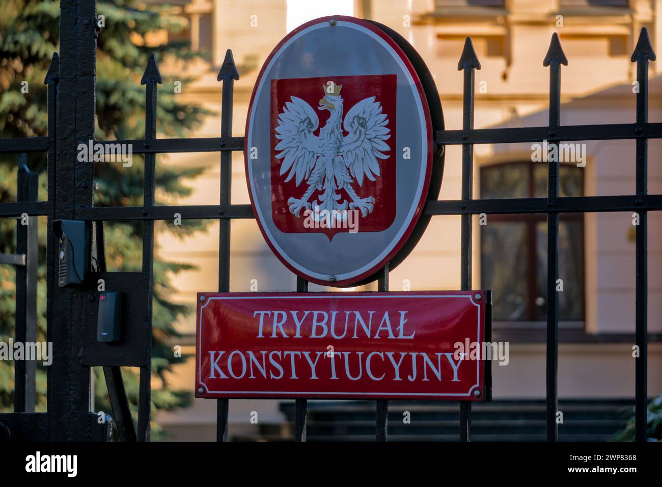 polnisches Verfassungsgerichtsemblem auf Metalltafel mit Gerichtsgebäude im Hintergrund Stockfoto