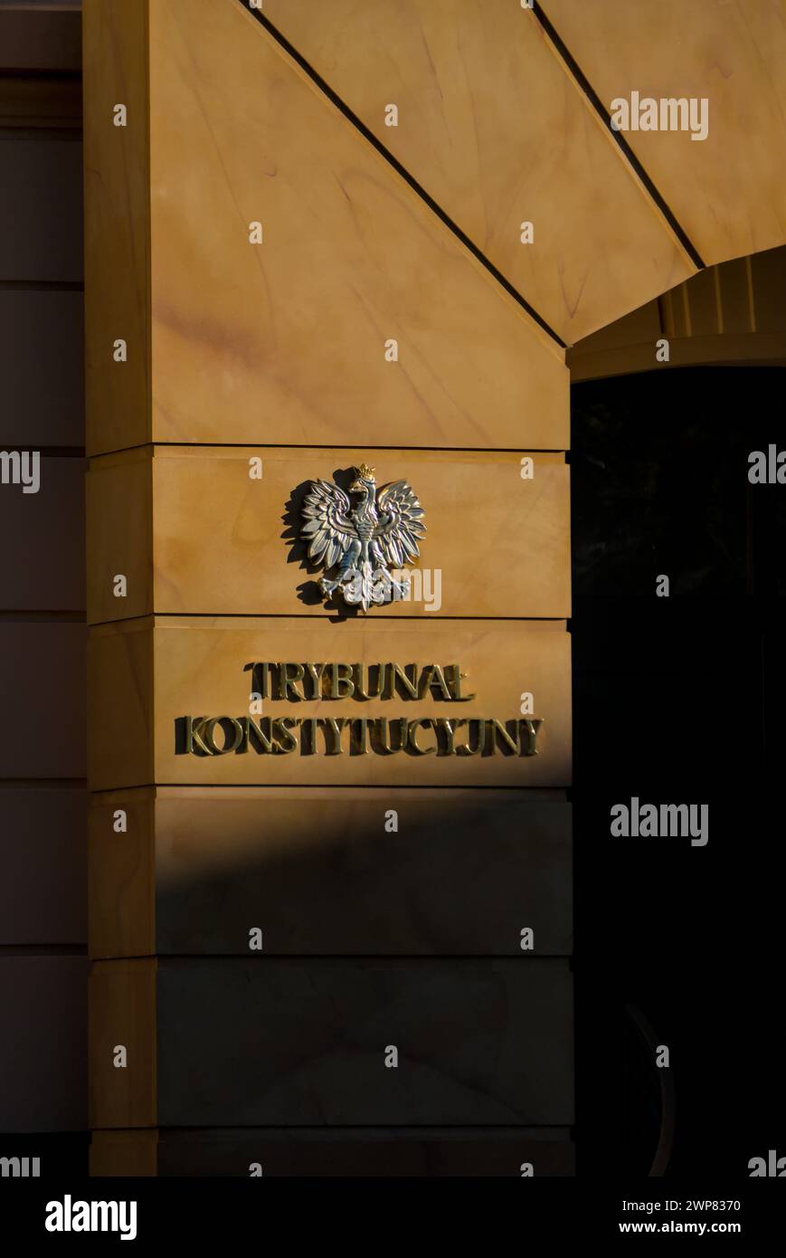 Beleuchtete Fassade des Verfassungsgerichts mit dem Symbol des polnischen Verfassungsgerichts und dem nationalen Emblem der senkrechten Aufnahme Stockfoto