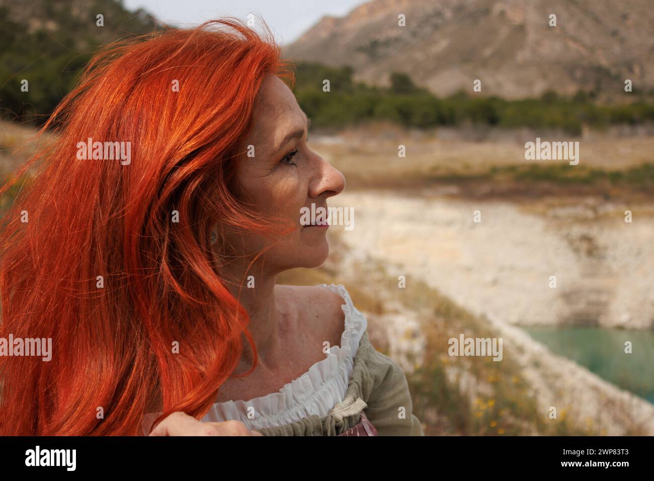 Nahaufnahme einer Reifen Frau mit Falten im Gesicht aufgrund des Zeitverlaufs in der Natur, Spanien Stockfoto