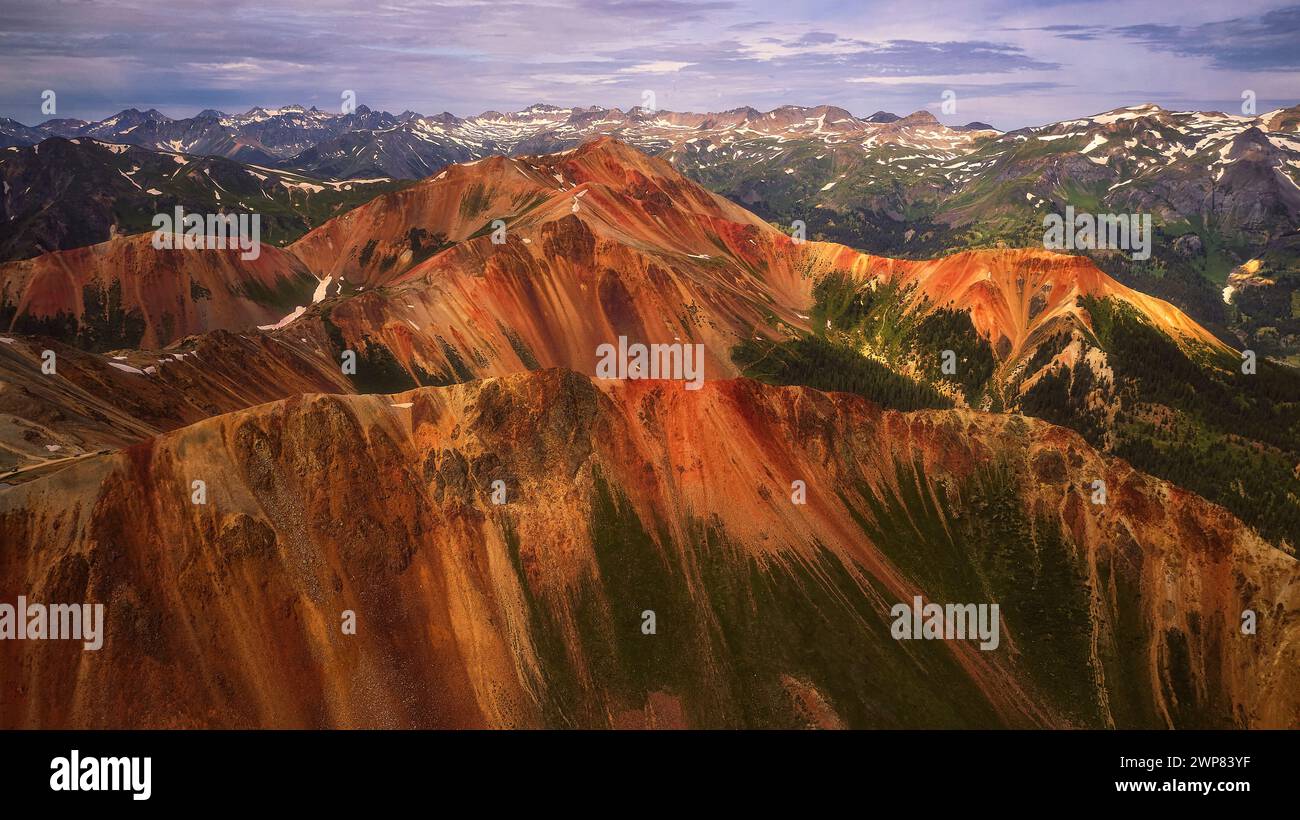 Aus der Vogelperspektive auf die farbenfrohen Berge mit einem Regenbogen Stockfoto