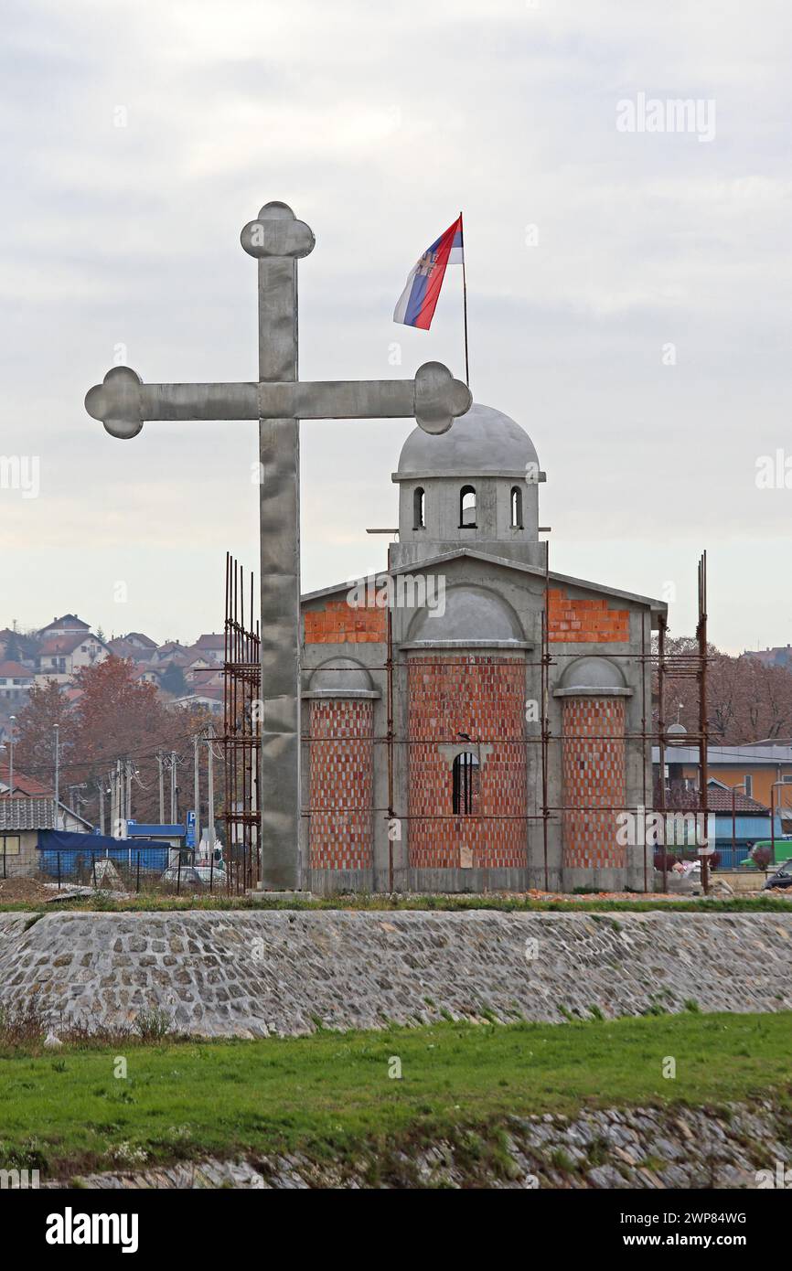 Valjevo, Serbien - 16. November 2015: Großes silbernes Kreuz vor der Kirche St. Nektarios von Ägina am Fluss Kolubara. Stockfoto