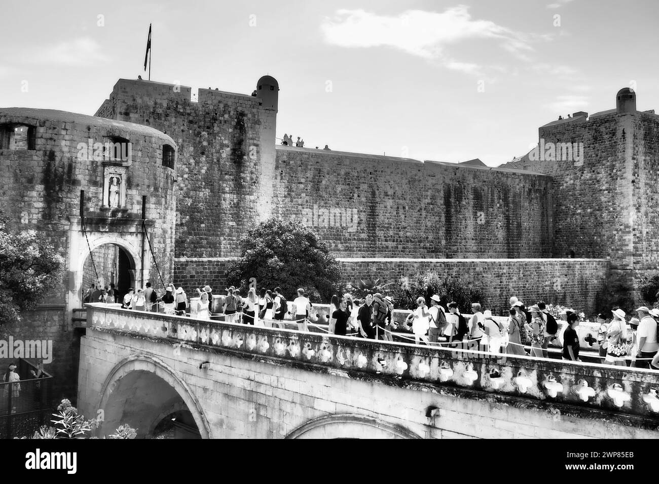 Pile Gate Dubrovnik Kroatien 14. August 2022 Menschen Männer und Frauen gehen entlang der Steinbrücke zum Tor der Altstadt. Viele Touristen. Beschäftigt Stockfoto