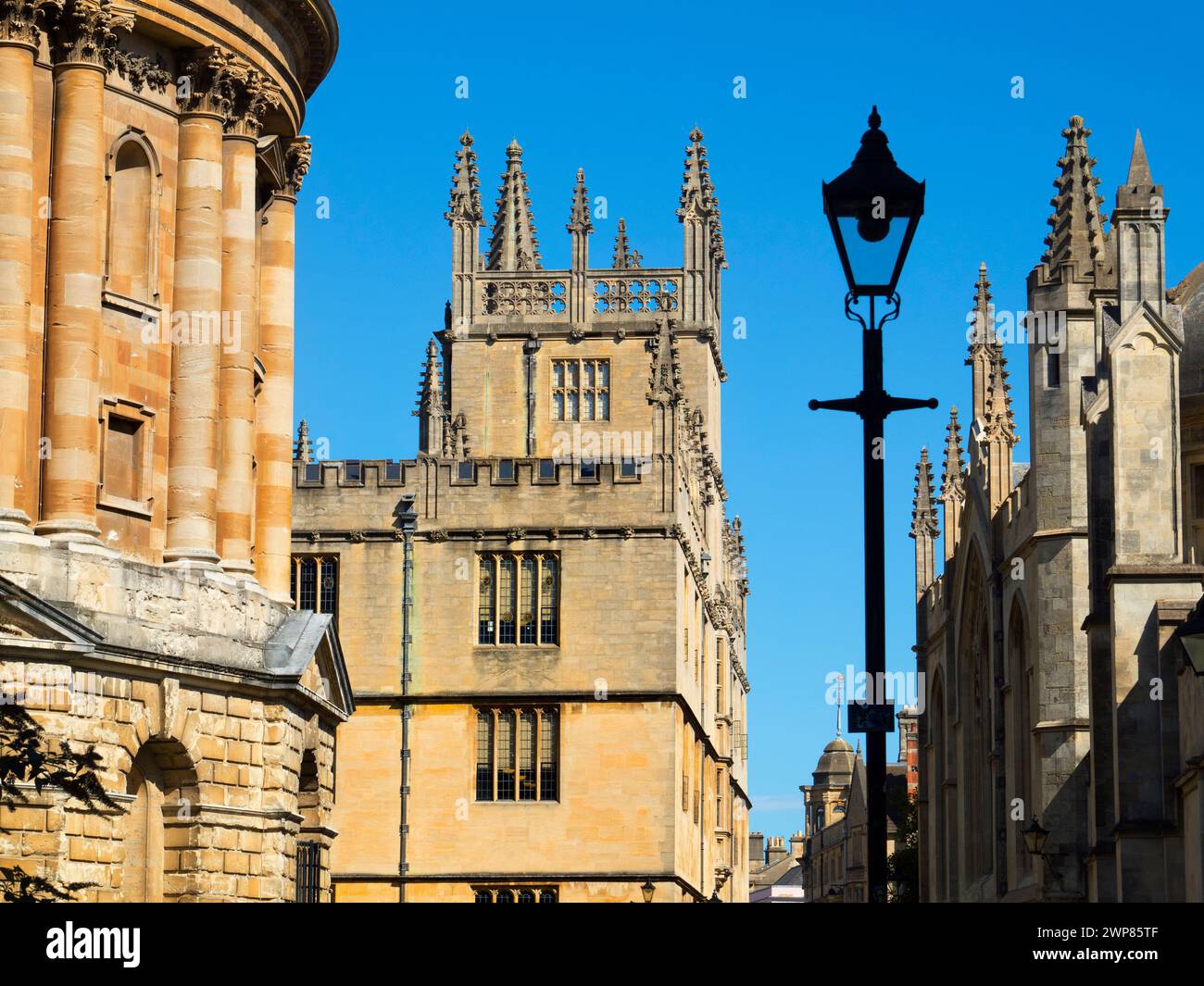 Radcliffe Square liegt im Herzen des historischen Oxford. Das markanteste Gebäude ist die runde Radcliffe Camera, die von James Gibbs entworfen wurde Stockfoto