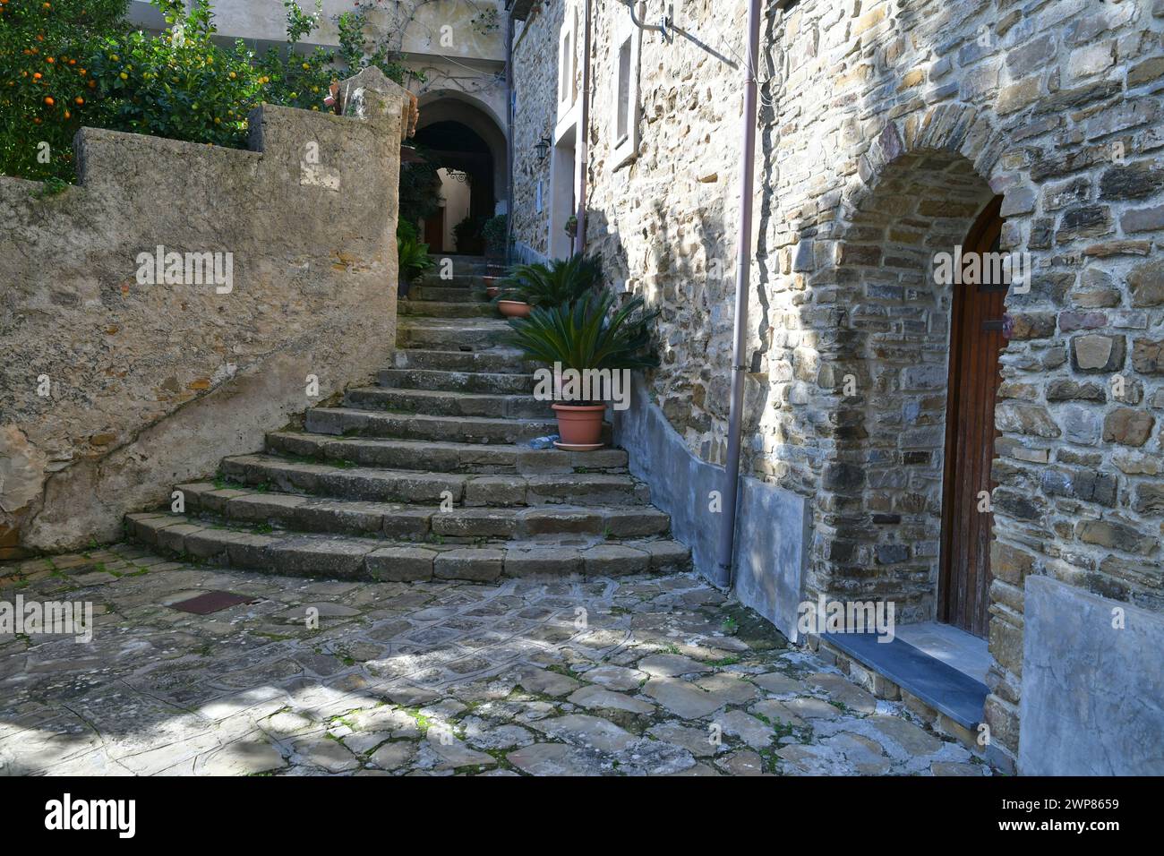 Eine charakteristische Straße eines mittelalterlichen Dorfes in der Provinz Salerno. Stockfoto