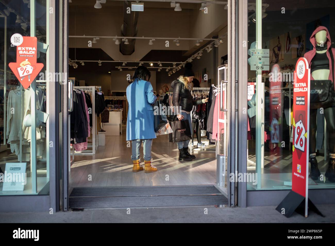 Novara, Italien, 16. Januar 2024: Kunden, die in einem der Geschäfte im Einkaufszentrum „Vicolungo the Style Outlets“ einkaufen Stockfoto