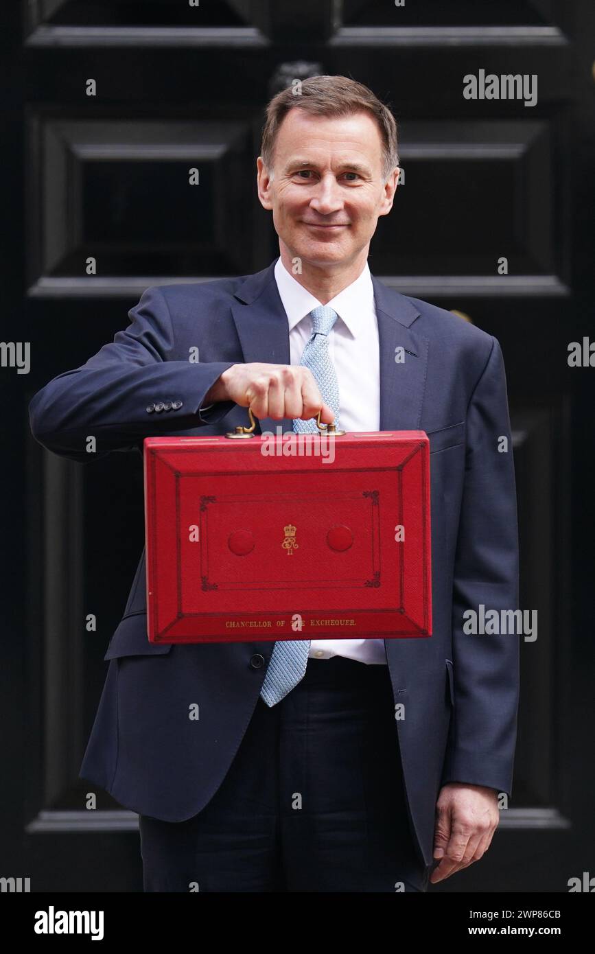 Der Finanzminister Jeremy Hunt verlässt die Downing Street 11, London, mit seiner Kabinettskiste, bevor er sein Budget in den Houses of Parliament abgibt. Bilddatum: Mittwoch, 6. März 2024. Stockfoto