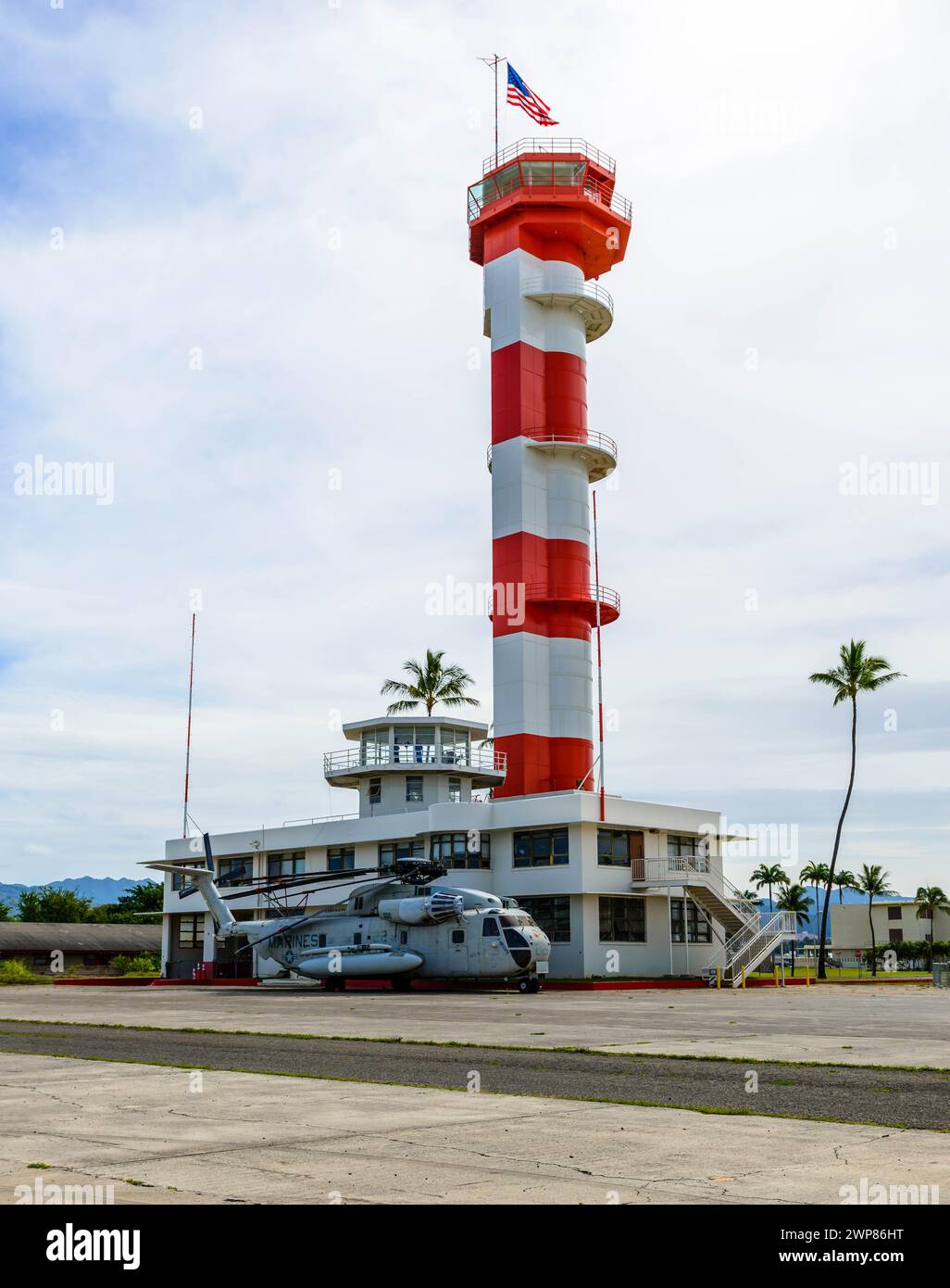 Ein Air Control Tower mit Militärhubschrauber auf Ford Island Pearl Harbor Hawaii USA. Stockfoto