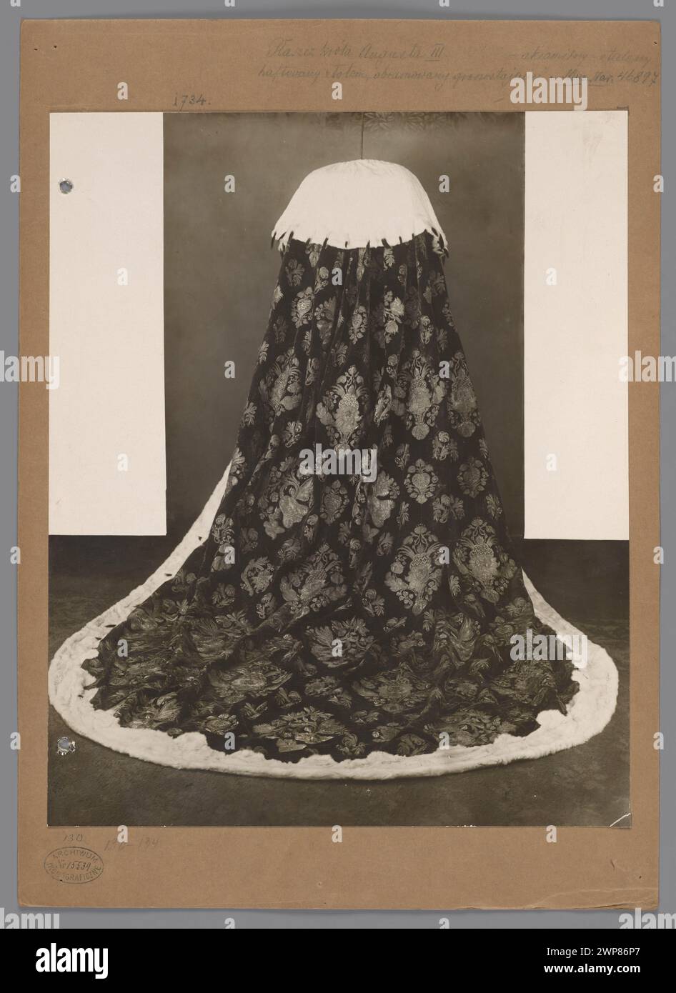 Allgemeine Ansicht der Krönung von König August III. 1925 in Warschau, mit Teilnehmern, Thron, Krone, zeremonieller Kleidung, und Ereigniseinstellung. Stockfoto