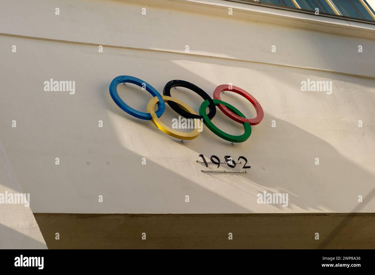 Das Zeichen der Olympischen Sommerspiele 1952 im Olympischen Stadion Helsinki, Finnland Stockfoto