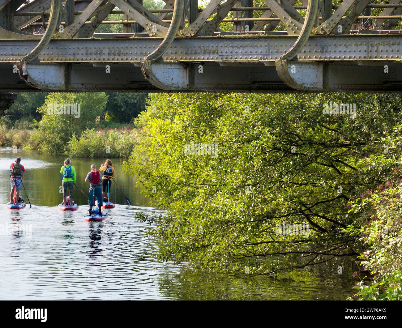 Ein sehr malerischer Teil der Themse, der in Kennington in den Hinksey Stream mündet, mit dem Themsepfad zu unserer rechten Seite. Die Szene wird von dominiert Stockfoto