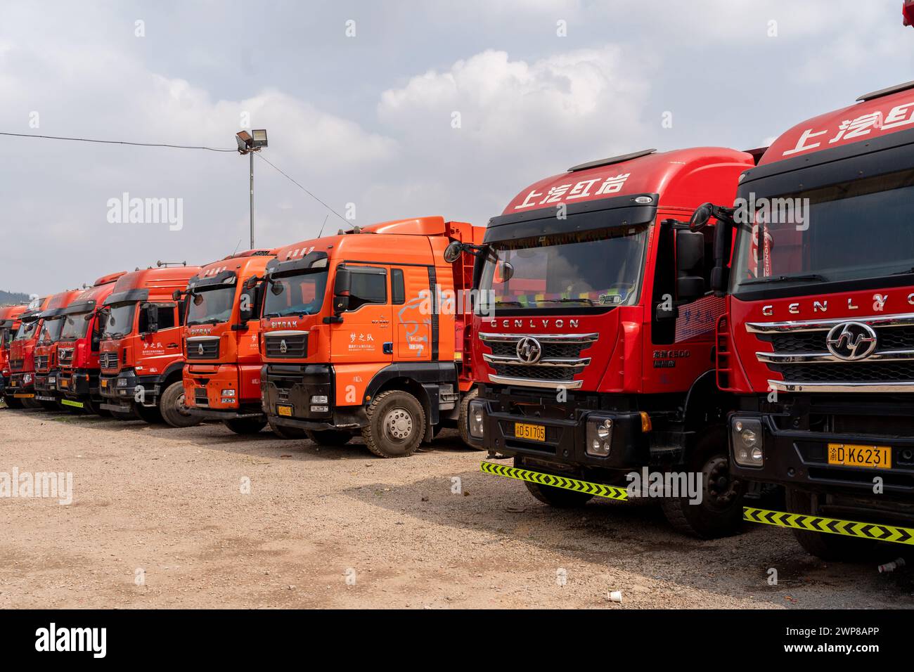 chongqing, China-3. März 2024: chinesen fertigten Lkw in der Außengarage, die in der Bauindustrie eingesetzt wurden. Bauindustrie. Stockfoto