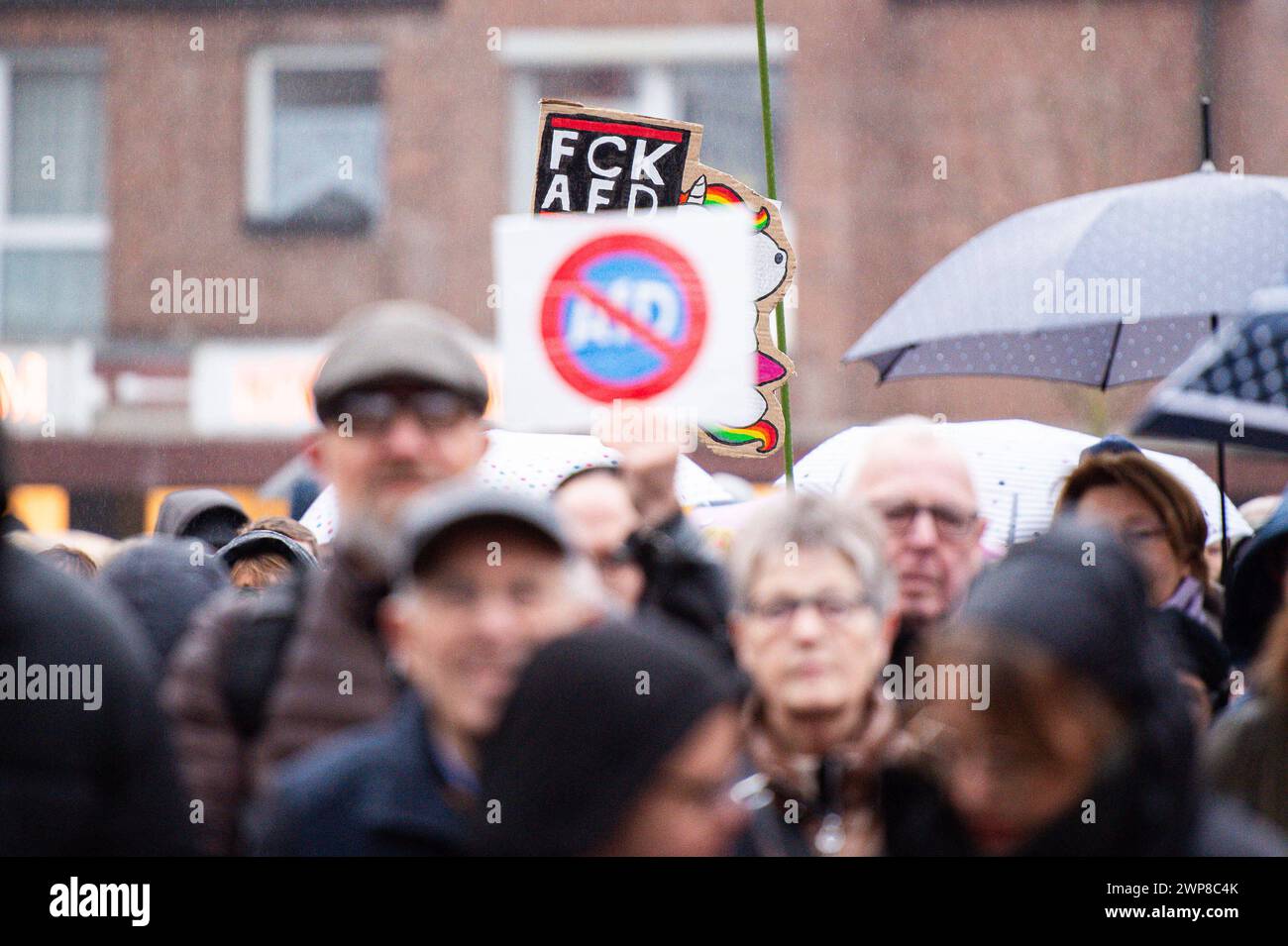 05.03.2024: Demonstration gegen Rechts in Lübbecke/NRW: Bürgerinnen und Bürger protestieren gegen Rechtsextremismus unter dem Motto nie wieder ist jetzt. Das Bündnis Lübbecke zeigt Gesicht hat dazu aufgerufen. Im Bild: Plakat mit den Worten FCK AfD. , Lübbecke Nordrhein-Westfalen Deutschland Marktplatz *** 05 03 2024 Demonstration gegen die Rechte in Lübbecke NRW Bürger protestieren gegen Rechtsextremismus unter dem Motto nie wieder ist es nun die Allianz Lübbecke zeigt Gesicht hat es im Bildplakat mit den Worten FCK AfD gefordert . Lübbecke Nordrhein-Westfalen Deutschland Marktplatz Stockfoto