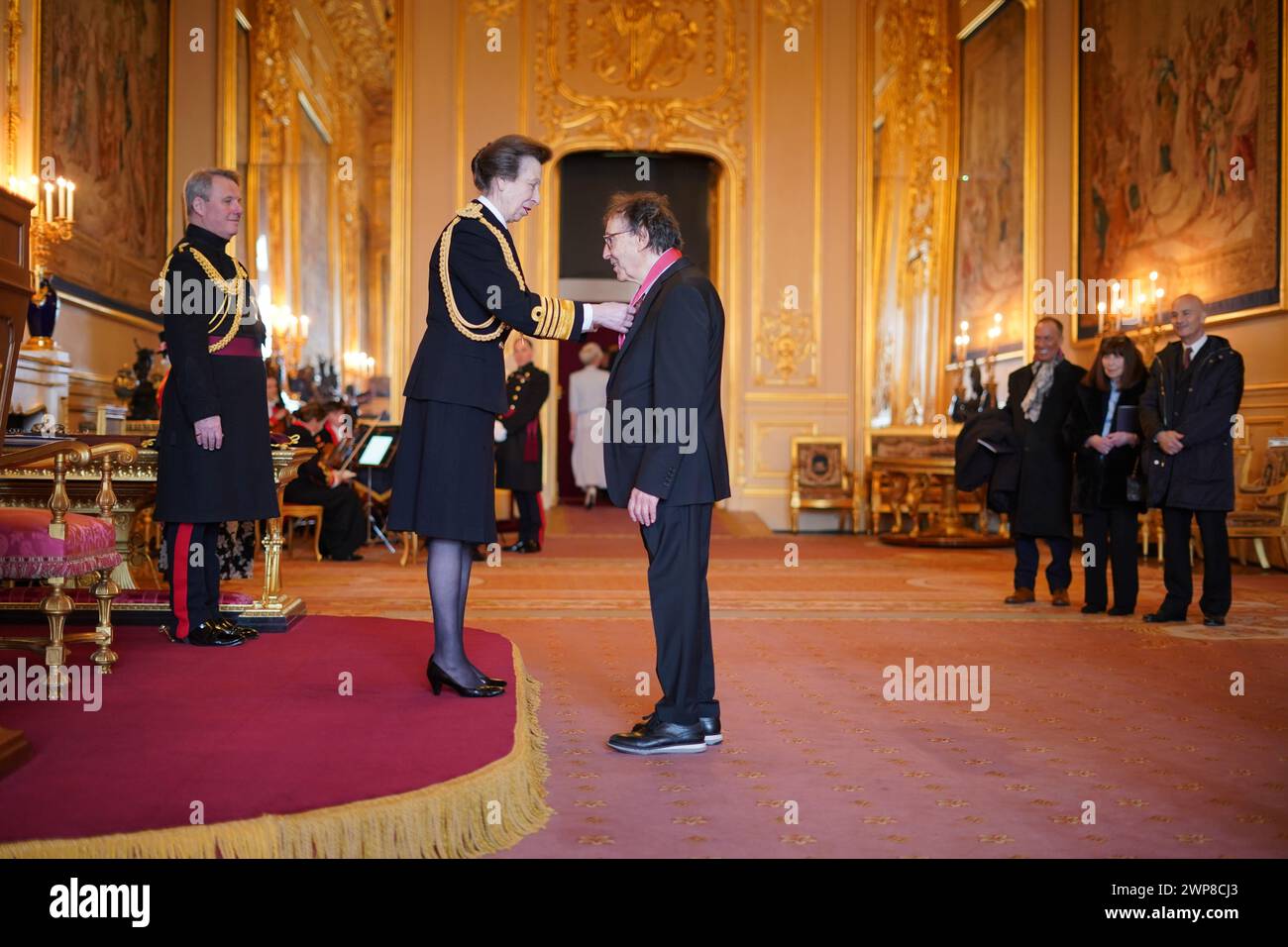 Donald Blackstone (Don Black) aus London, Texter, wird von der Prinzessin Royal auf Windsor Castle zum Commander des Order of the British Empire ernannt. Die Ehre würdigt Verdienste um die Musik. Bilddatum: Mittwoch, 6. März 2024. Stockfoto