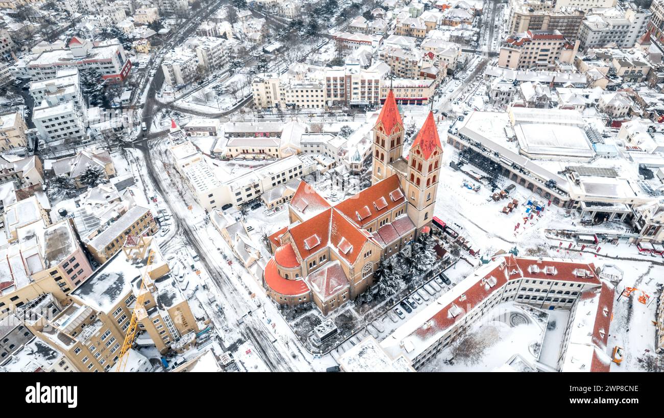 Eine Luftaufnahme der St. Michaels Kirche in Qingdao, Provinz Shandong, China an einem verschneiten Tag Stockfoto