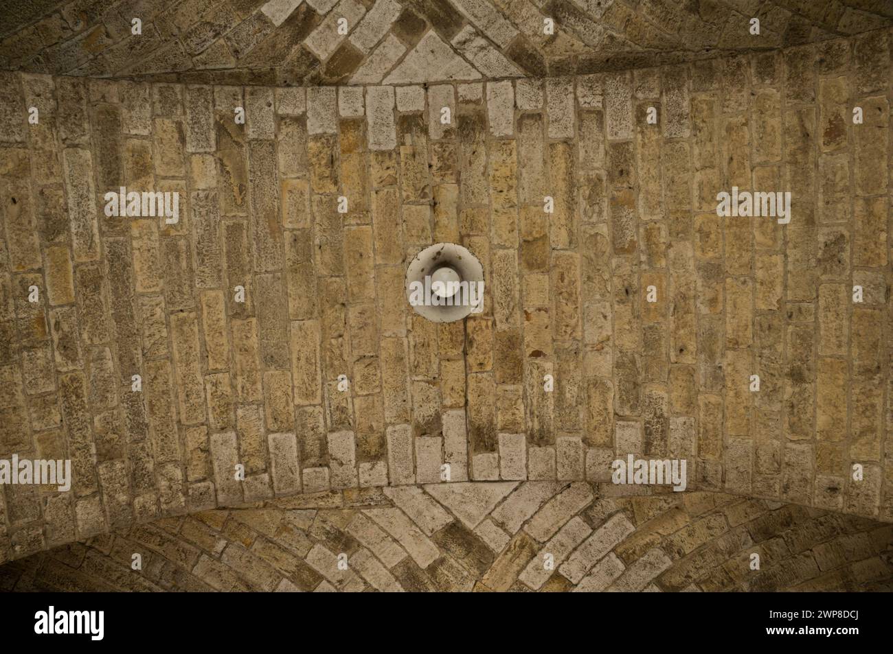 Die Decke eines Durchgangs in einer alten Stadtmauer Stockfoto