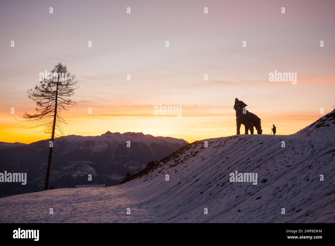 Holzskulptur eines Wolfs aus Baumzweigen. Vaia Sturmwolf Stockfoto