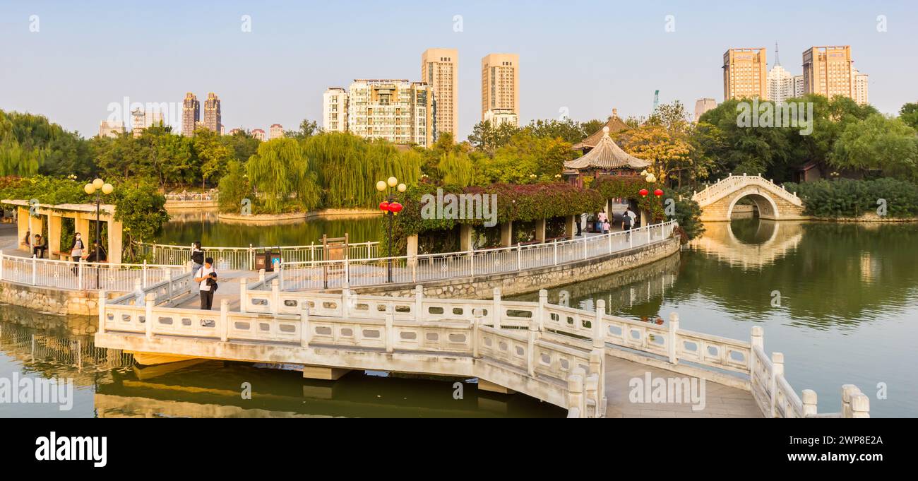 Panorama der Brücken im Renmin Park Tianjin, China Stockfoto