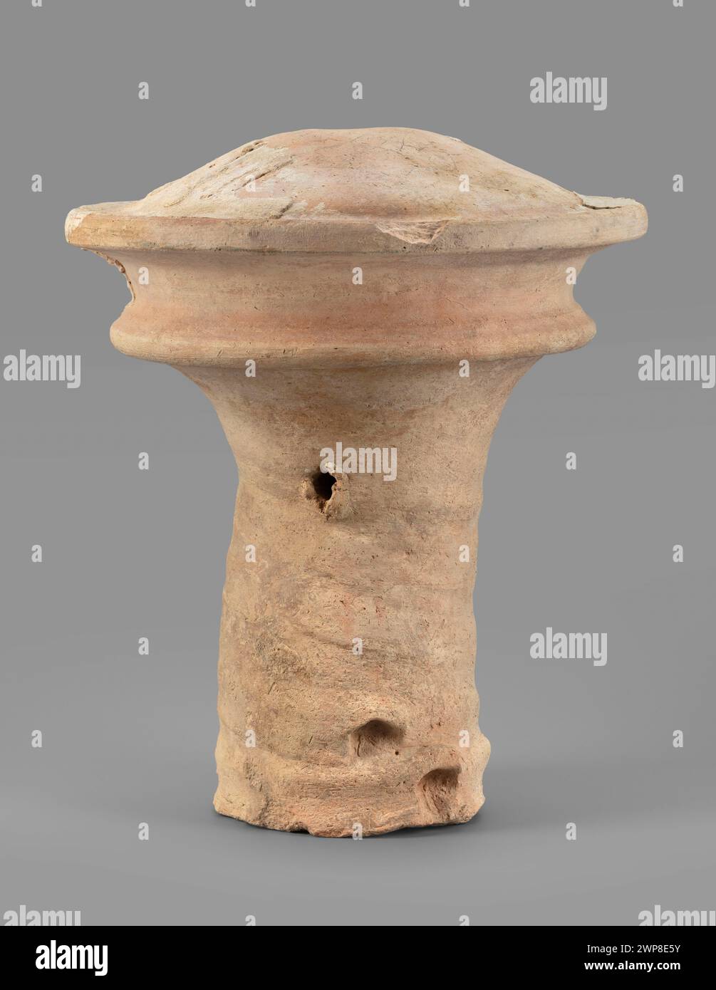 Ein architektonisches dekoratives Element mit dem Namen des elamittischen Königs Untasz-Napiriszy, das um 1250 v. Chr. geschaffen wurde und ursprünglich Teil der Dur-Untasz Ziggurat in Hush Zanbil, Iran war. Stockfoto