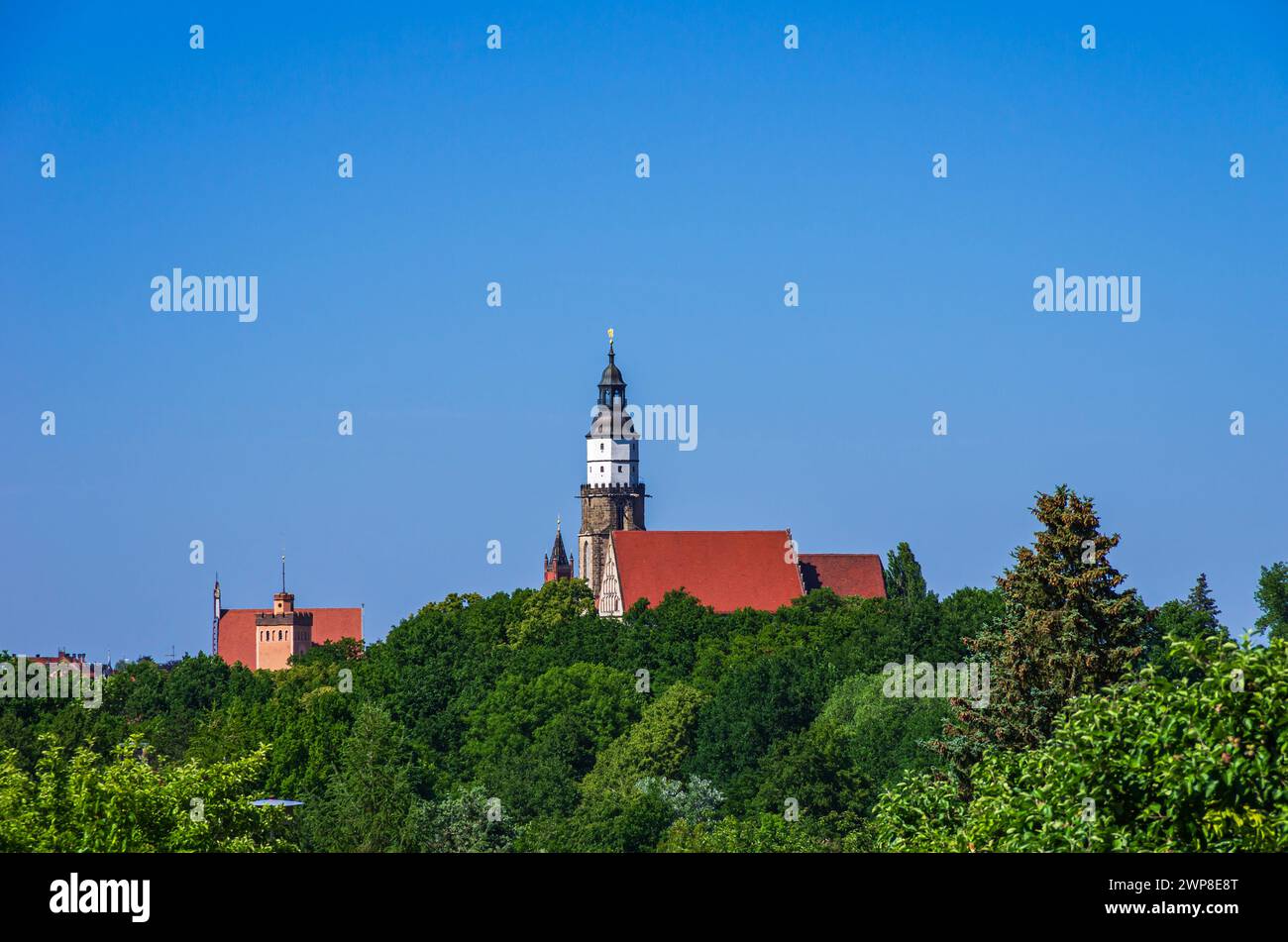 Roter Turm und Stadtkirche Sankt Marien, Stadtbild von Kamenz, Westlausitz, Sachsen, Deutschland. Stockfoto