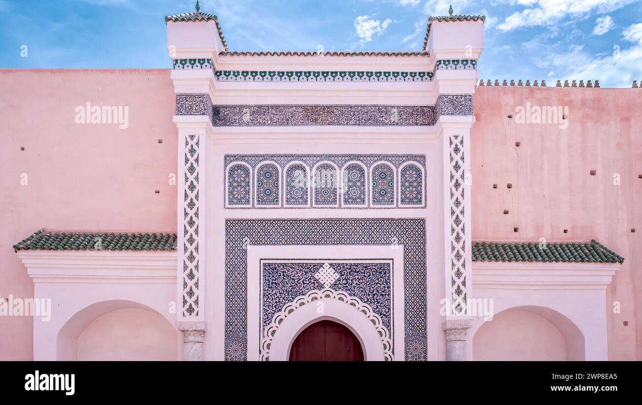 Ein malerischer Blick auf ein marokkanisches Gebäude mit komplizierten Ornamenten in Meknes, Marokko Stockfoto