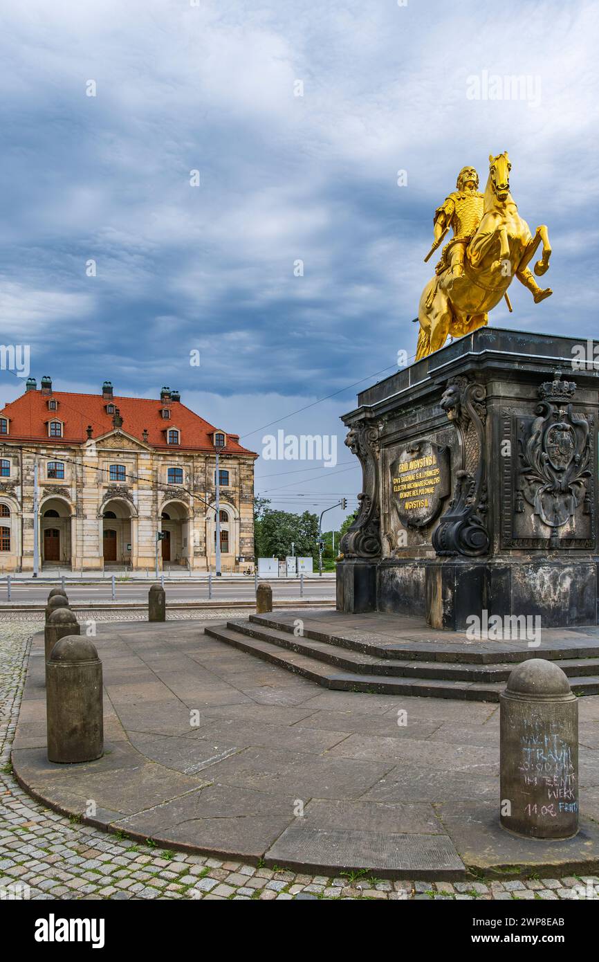 Goldener Reiter, Reiterstatue des sächsischen Kurfürsten und Königs von Polen, Augustus der Starke vor dem Blockhaus in Dresden. Stockfoto