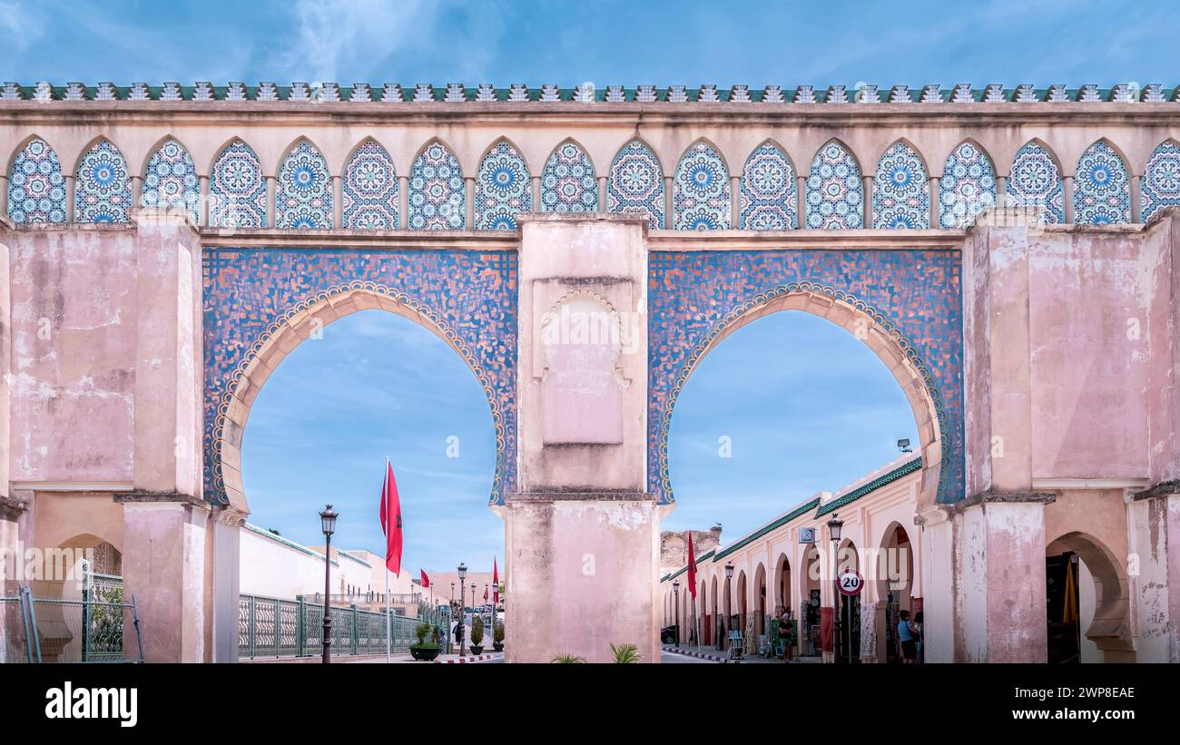 Ein malerischer Blick auf das marokkanische Gebäude mit komplizierten Ornamenten in Meknes, Marokko Stockfoto