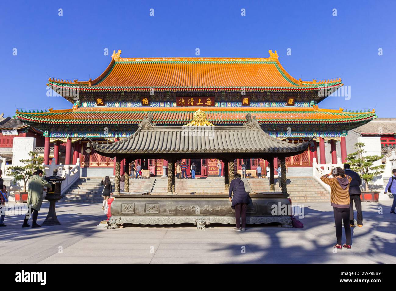 Menschen am Altar im Dabei-Kloster in Tianjin, China Stockfoto