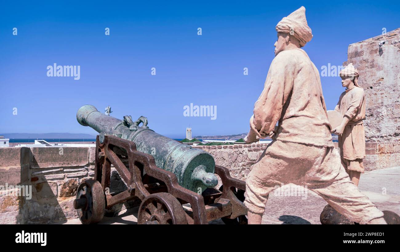 Das Tanger Fortifications Interpretation Center mit einer Küstenkanone und Statuen in Tanger, Marokko Stockfoto