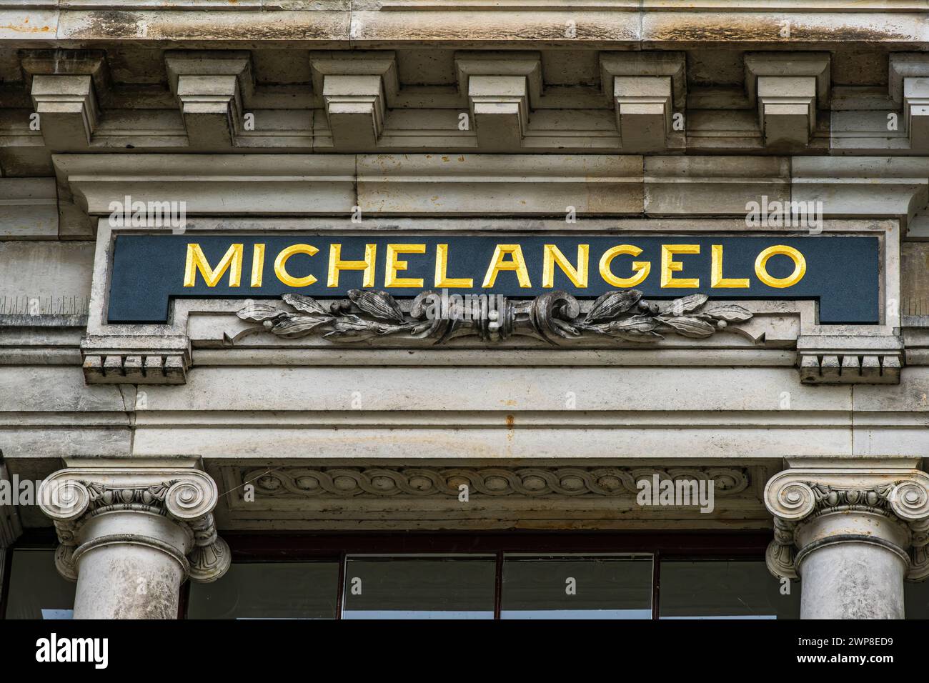 Inschrift MICHELANGELO an der Nordfassade des Lipsius-Gebäudes der Akademie der bildenden Künste Dresden in Dresden, Sachsen. Stockfoto