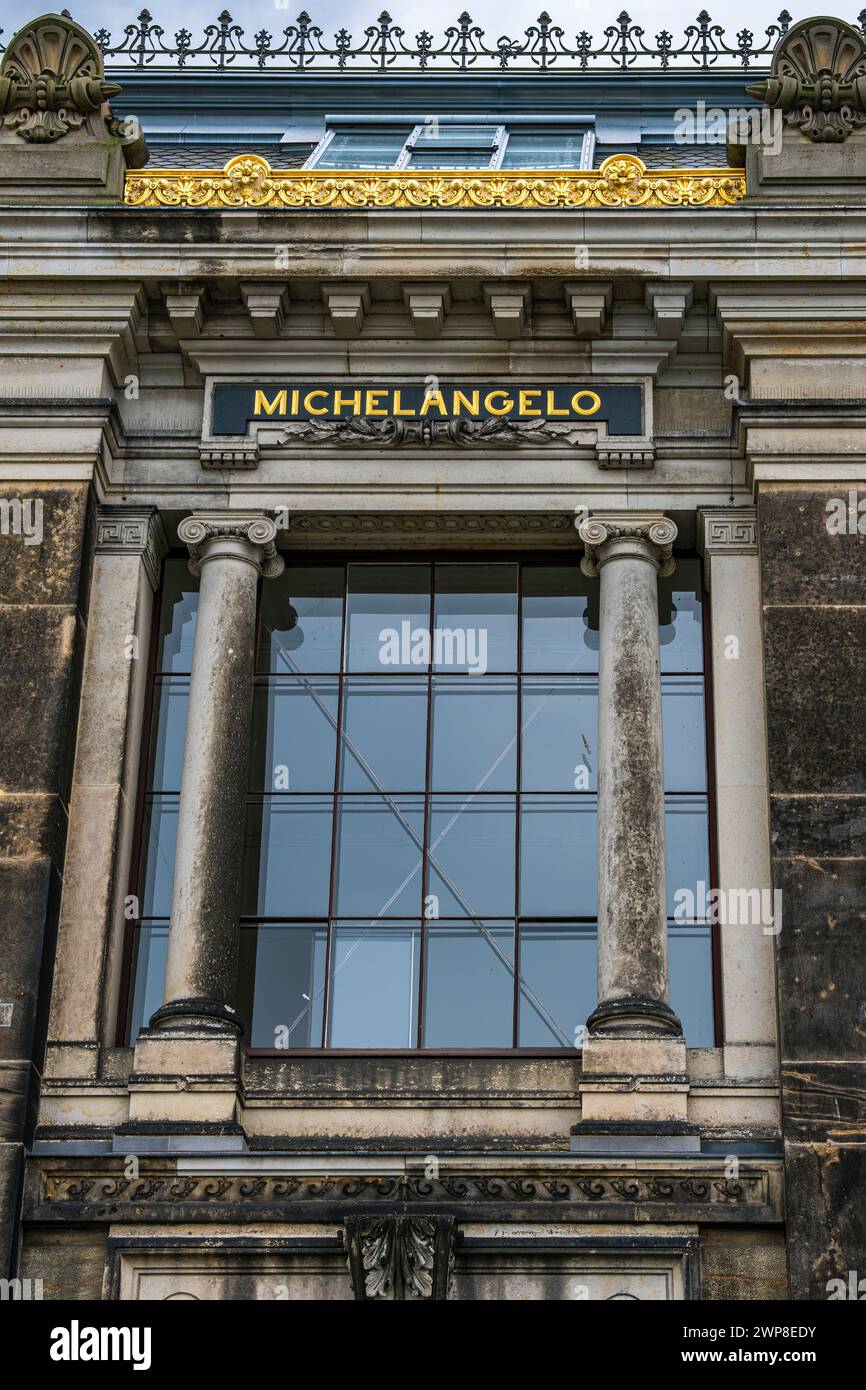 Inschrift MICHELANGELO an der Nordfassade des Lipsius-Gebäudes der Akademie der bildenden Künste Dresden in Dresden, Sachsen. Stockfoto