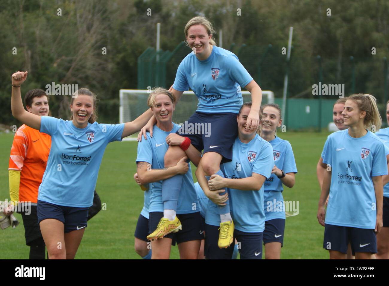 Richmond & Kew feiern den Sieg und heben Torschütze auf die Schultern Richmond and Kew Women's FC gegen Richmond Park Women's FA Cup 1. Oktober 2023 Stockfoto