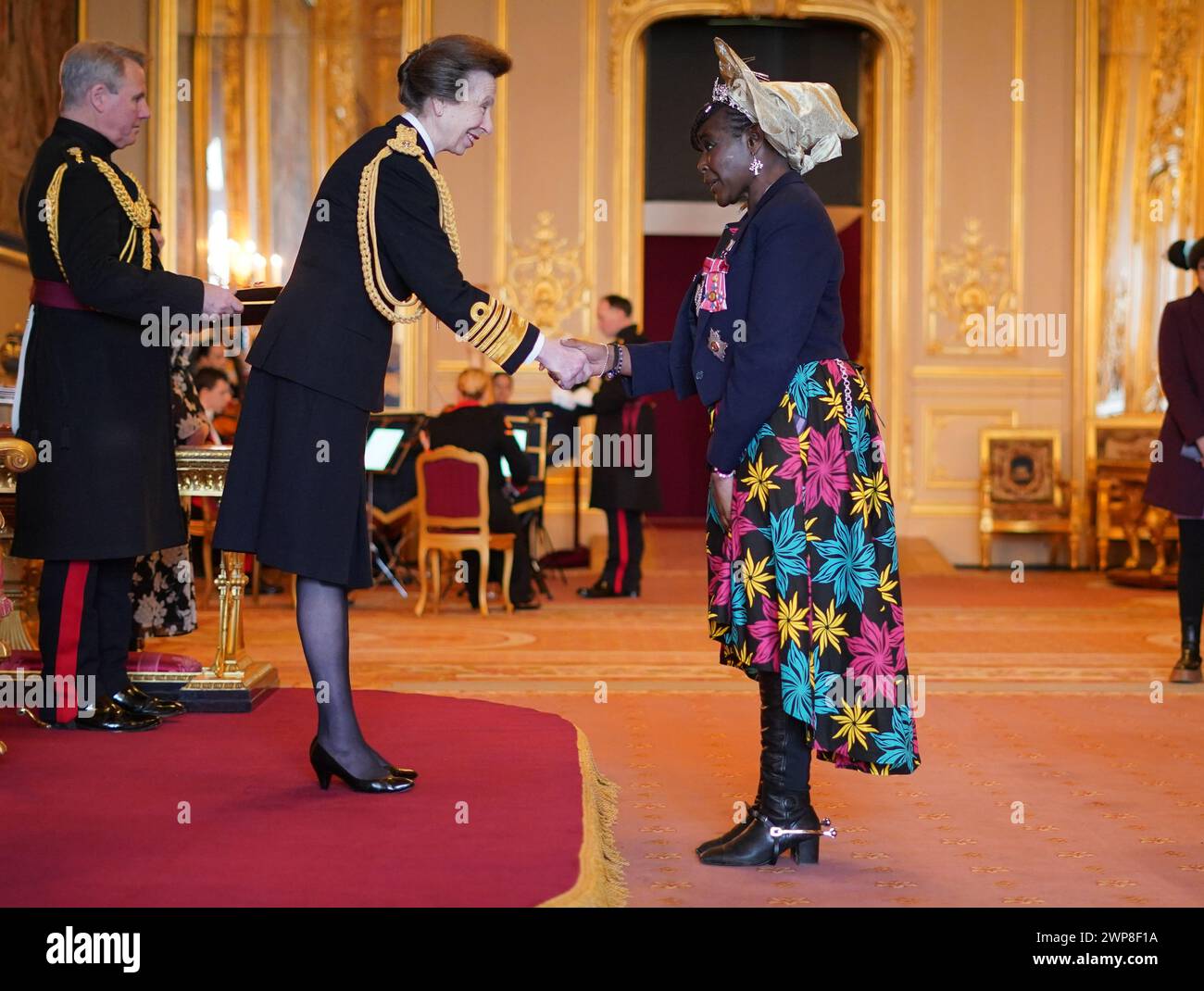 Dame Margaret Aderin aus Guildford, Kanzlerin der University of Leicester, wird von der Prinzessin Royal in Windsor Castle zur Dame Commander des britischen Empire ernannt. Mit dieser Auszeichnung werden Verdienste um die wissenschaftliche Bildung und die Vielfalt gewürdigt. Bilddatum: Mittwoch, 6. März 2024. Stockfoto